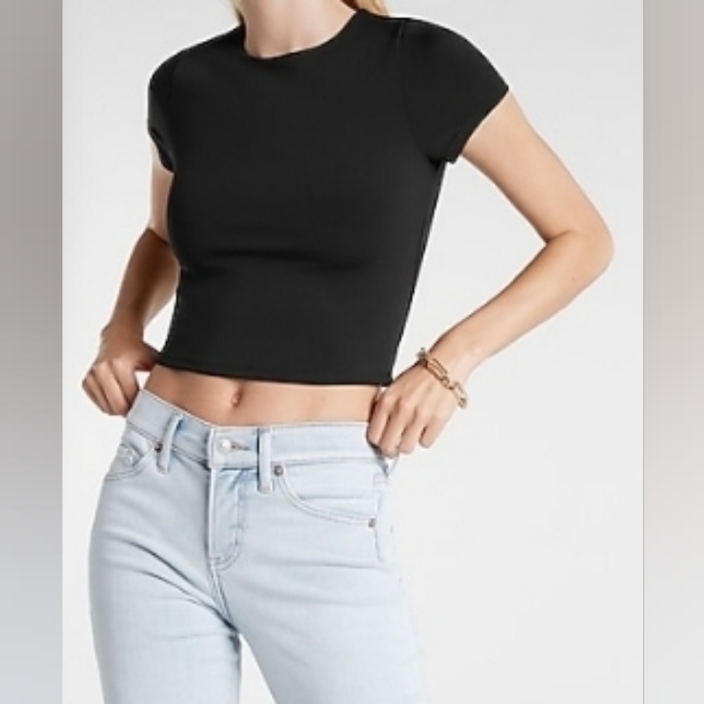 Express Body Contour High Compression Matte 90's Cropped Tee Black. NWT XS